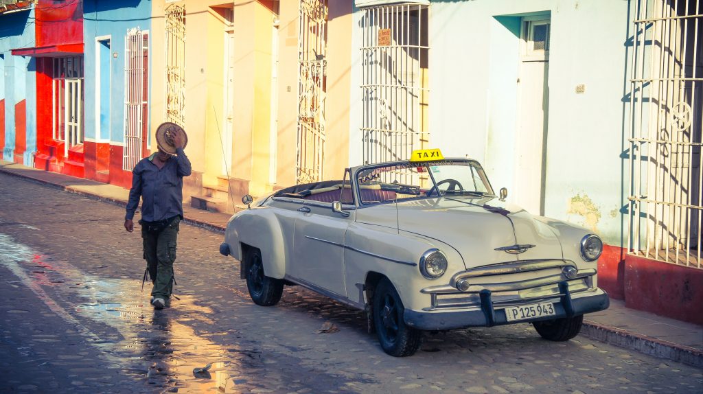 Lune de miel Cuba - voiture dans rue de Trinidad
